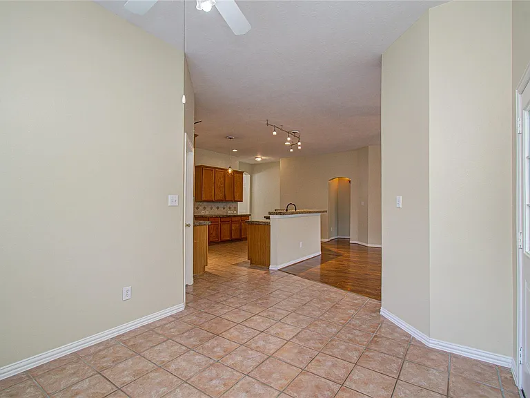 18223 Heathridge Ln — Photo 26