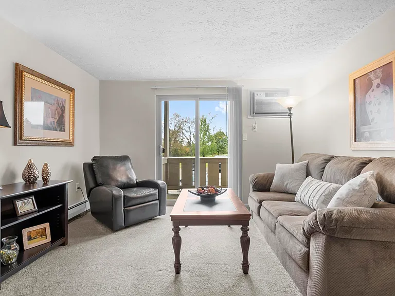 Williamsburg and Portage Pointe Apartments — Photo 12