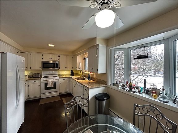 3rd image of 862 Fassett Rd