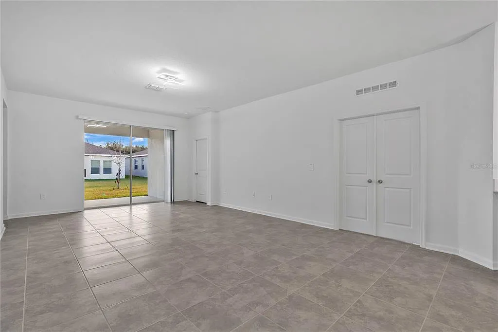 4 bed, 3.0 bath, 2109 sqft, $2,400 — Photo 4