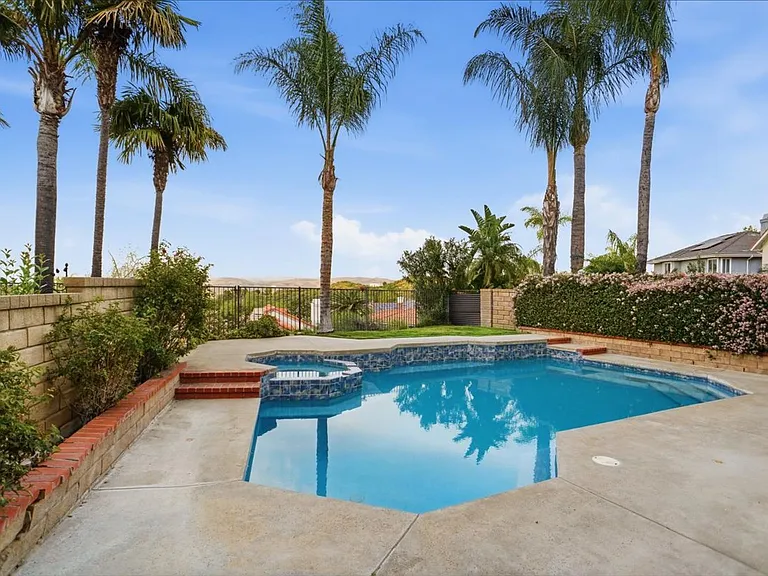 24124 Mentry Dr — Photo 25