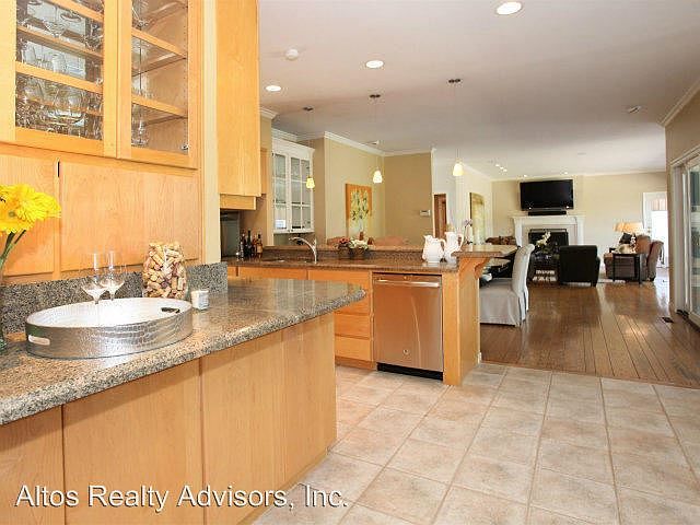 1st image of 40 La Loma Dr