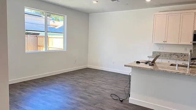 435 Avendale Dr — Photo 6