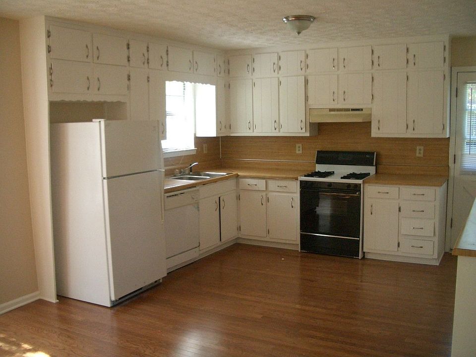 Kitchen/ Wooden Floors/ Refrigerator/ Stove