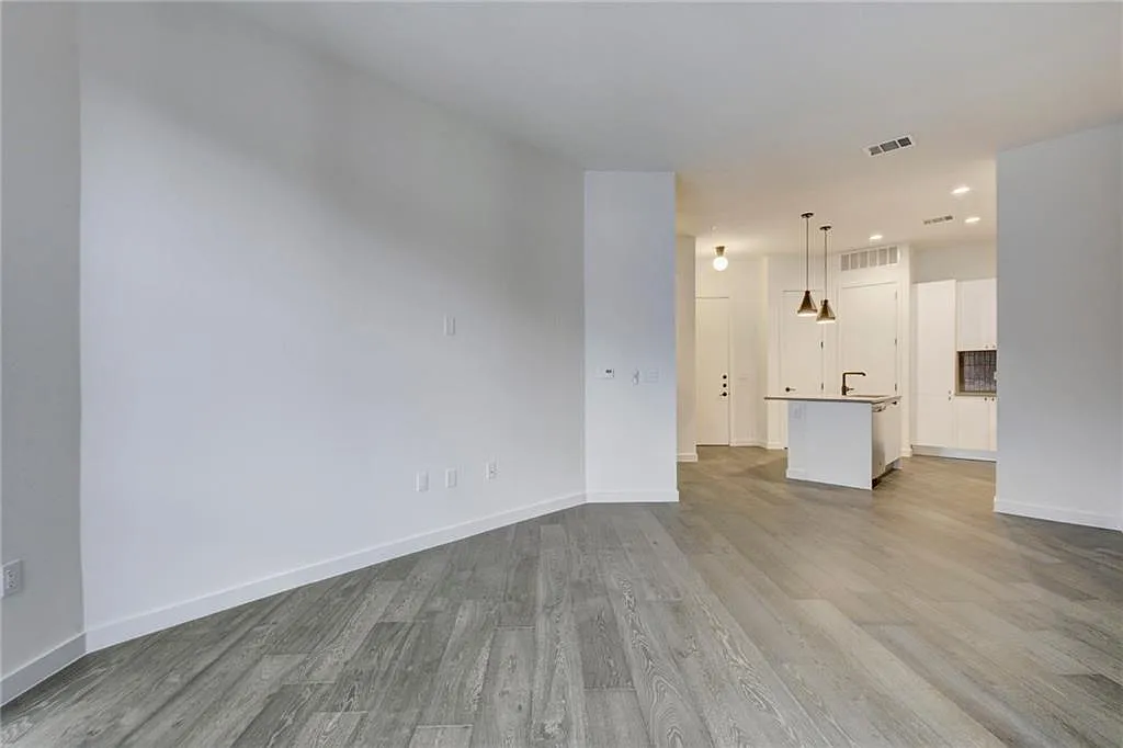 1 bed, 1.0 bath, 755 sqft, $2,450 — Photo 4
