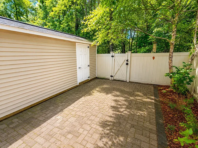 708 Windsor Dr — Photo 9