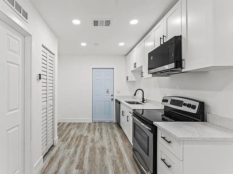 134 SW 14th Ave — Photo 7