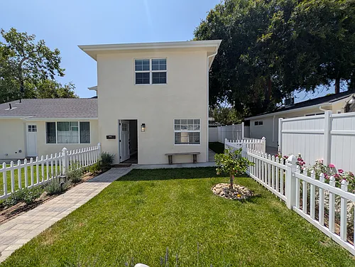 419 W Riverside Dr #B Photo 1