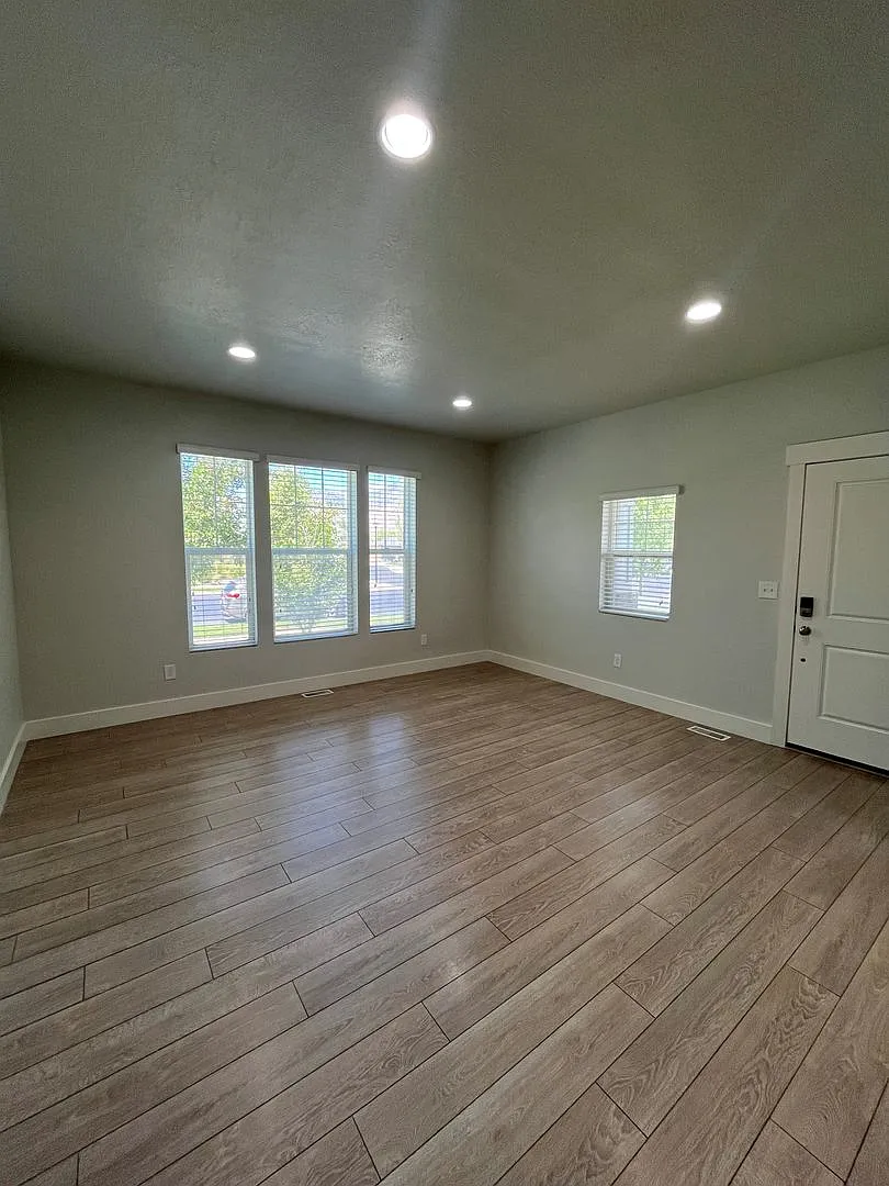 Pre-Lease For $1,000 Off - 3 Bed 2.5 Bath Ivory Townhome In Pleasant Grove! — Photo 3