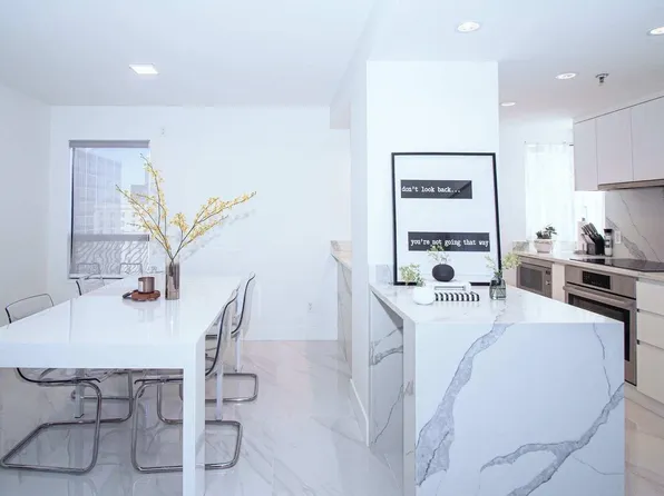 1060 Alberni St, Vancouver, BC V6E 4K2