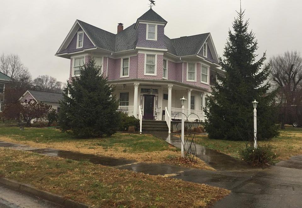 1st image of 2104 Walnut Ave