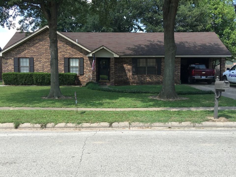 1st image of 209 E Greenbriar Dr