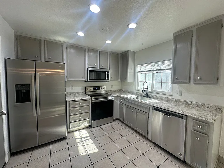 308 N Riverside Dr — Photo 6