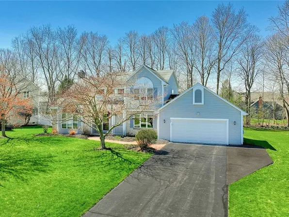 27 Edenfield Rd, Penfield, NY 14526