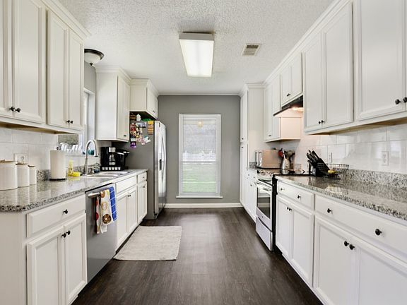 3rd image of 32448 Oakenwood St
