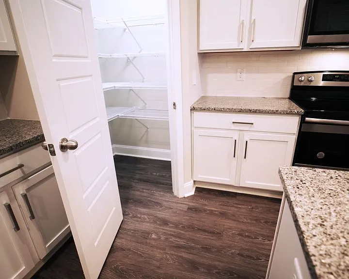 220 Drayton Dr — Photo 12
