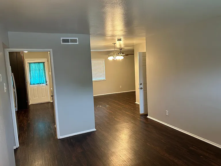 944 Elmwood Dr — Photo 5