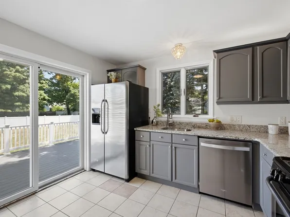 16 Elm St, Reading, MA 01867