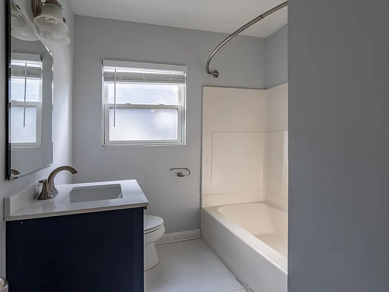 211 Sisson Ave NE — Photo 4