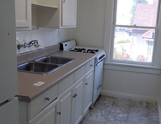 3rd image of 1559 N Hill Ave #21
