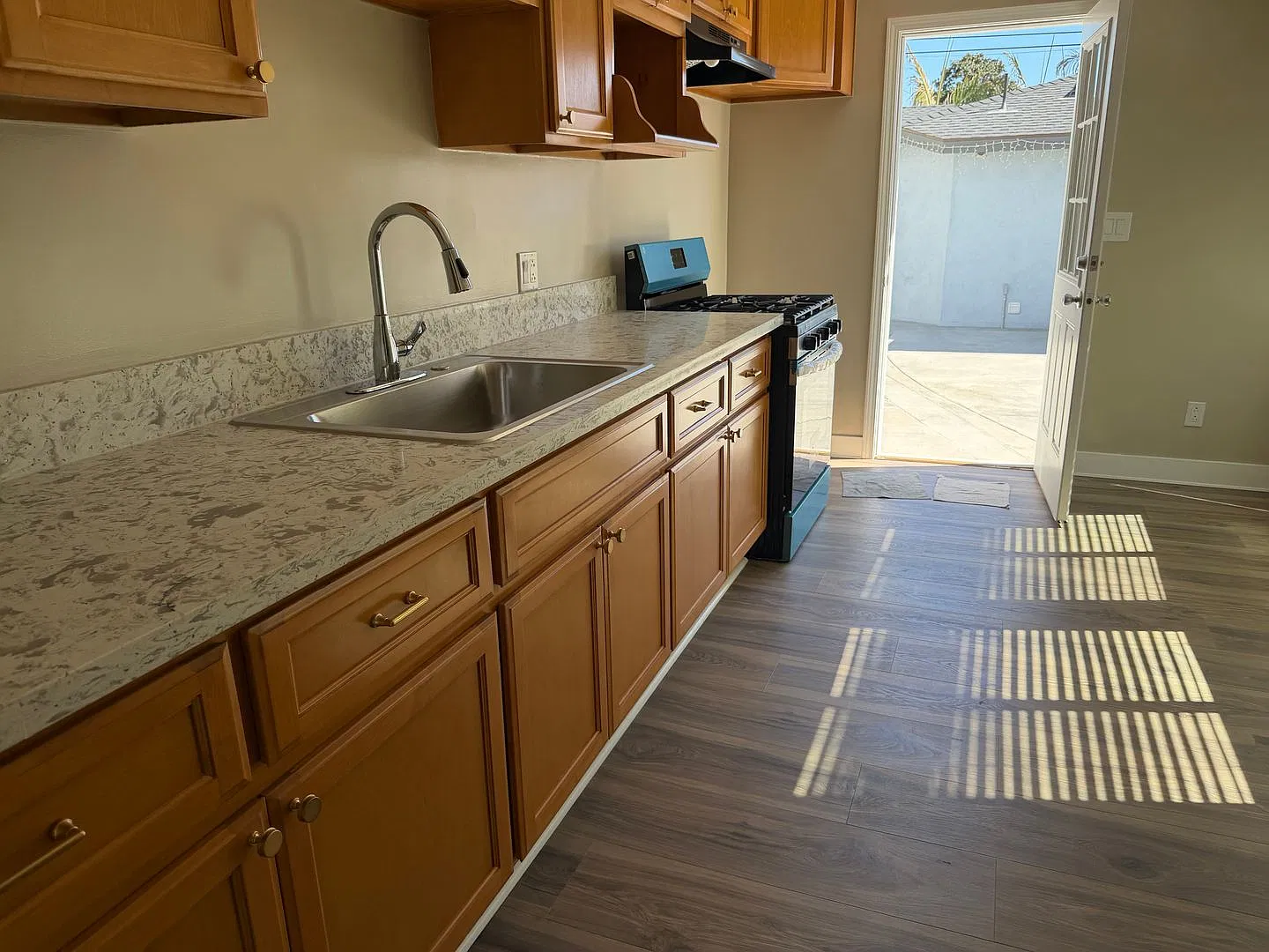 Newly Remodeled 2-1 House For Lease! Appliances A/C Available Now! — Photo 2