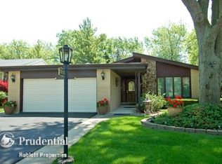 1981 Big Bend Dr, Des Plaines, IL 60016