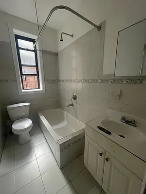 Rented by NYC LUXURY APT RENTALS CO LLC | media 18