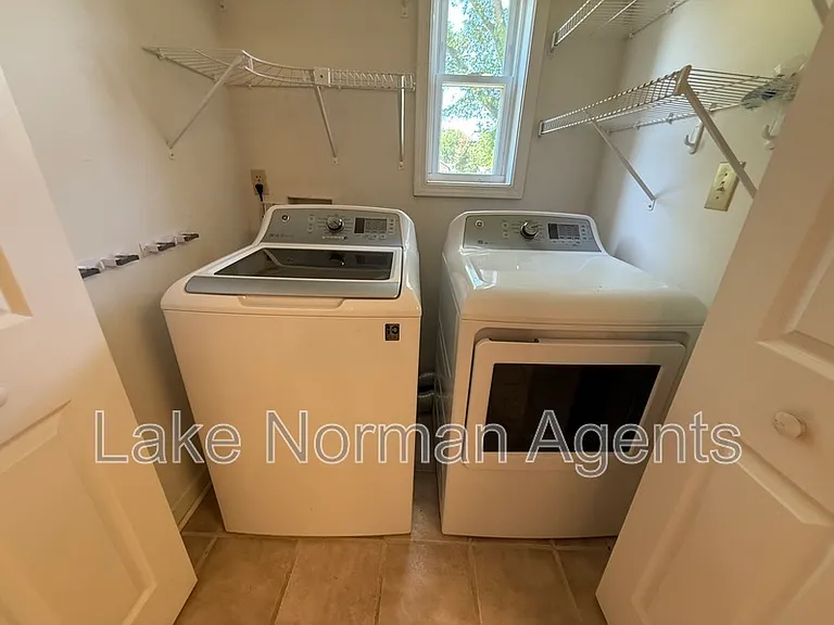 140 Watkins St #UPSTAIRS — Photo 9