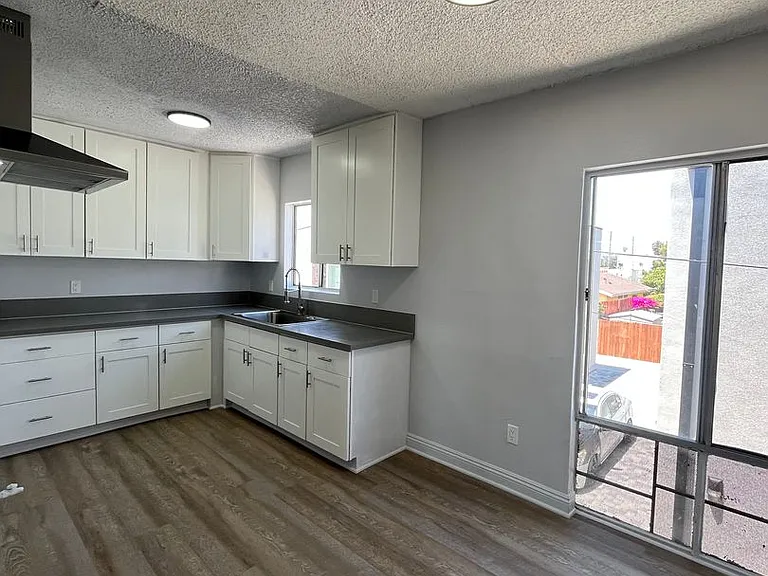 641 W 92nd St — Photo 12