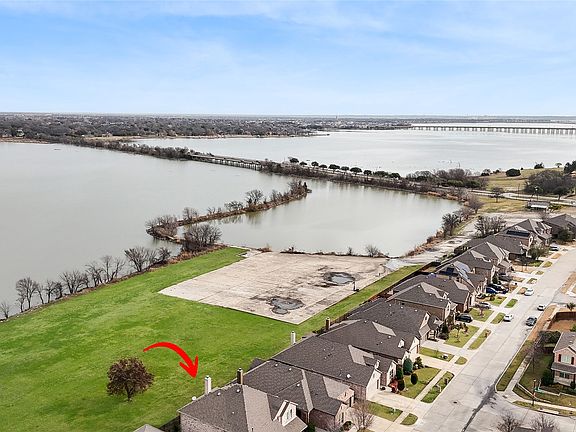 2nd image of 1921 Lake Front Trl