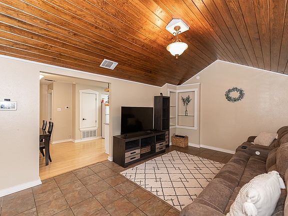 3rd image of 709 Tanglewood Ln