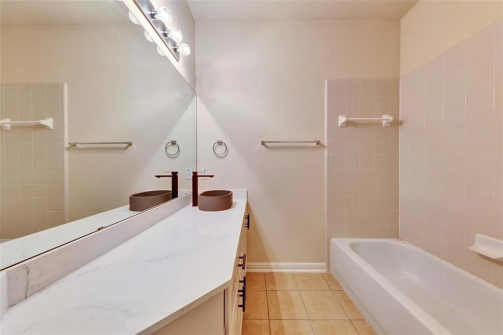 4 bed, 2.5 bath, 2742 sqft, $2,800 — Photo 4