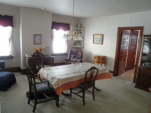 Spacious dining room w/door to kitchen