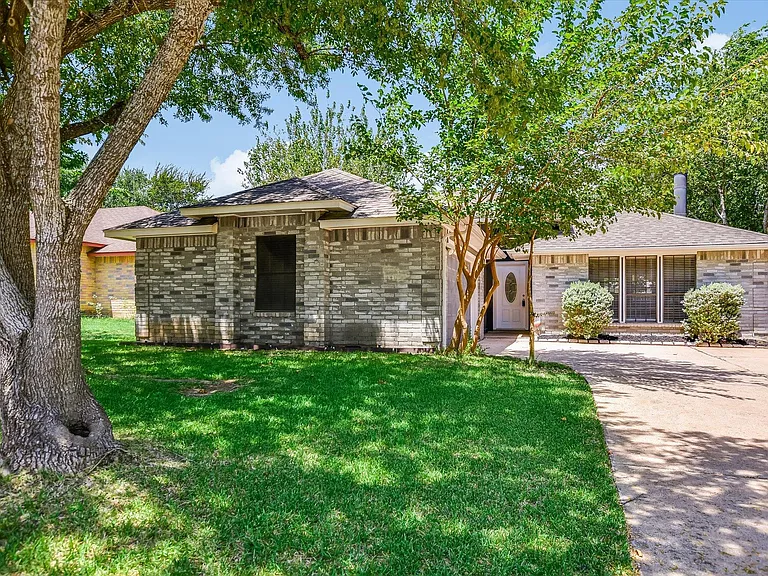 1705 Laurel Ln — Photo 1