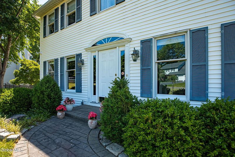 4th image of 14 Edgewater Court