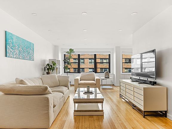 2nd image of 10 W 15th St APT 920