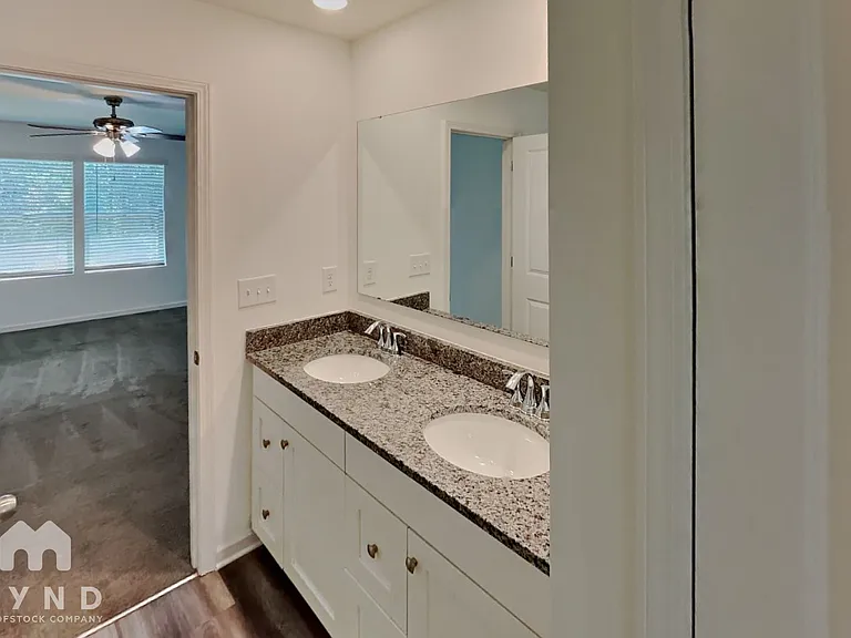313 Cloverdale Ct — Photo 10