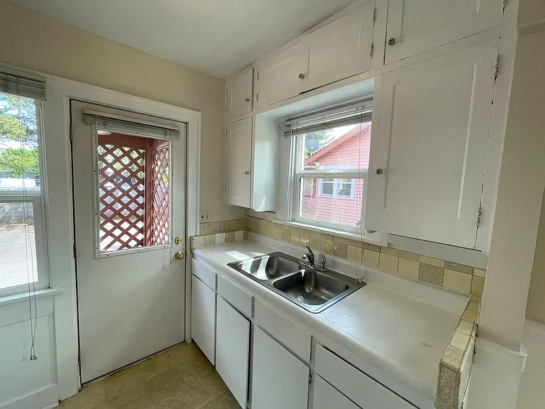 1336 NE 28th Ave — Photo 11