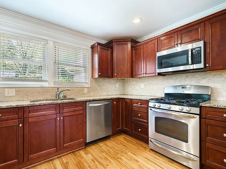 1253 Oak Grove Ave — Photo 17