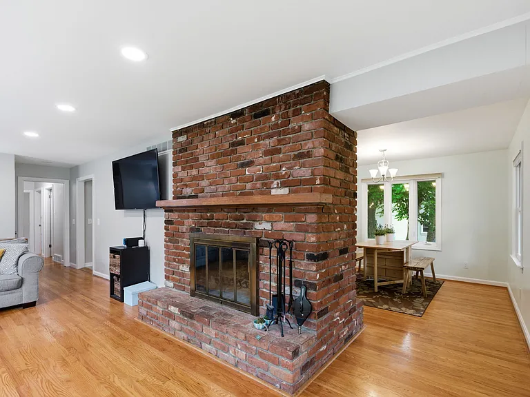 1204 Forest Ct — Photo 4