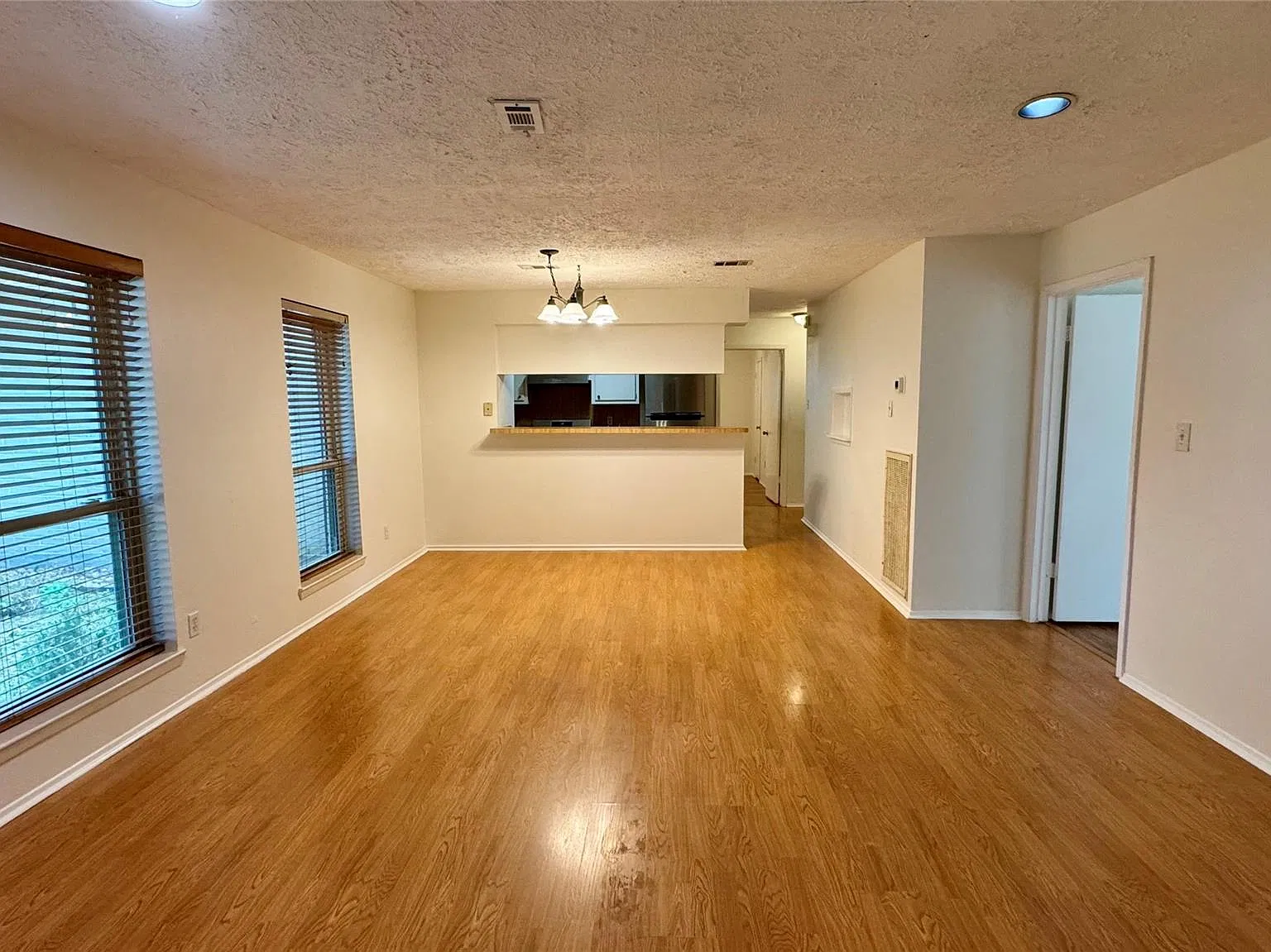 3 bed, 2.0 bath, 1424 sqft, $1,850 — Photo 3