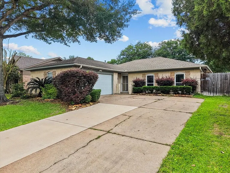 883 Silverpines Rd — Photo 37