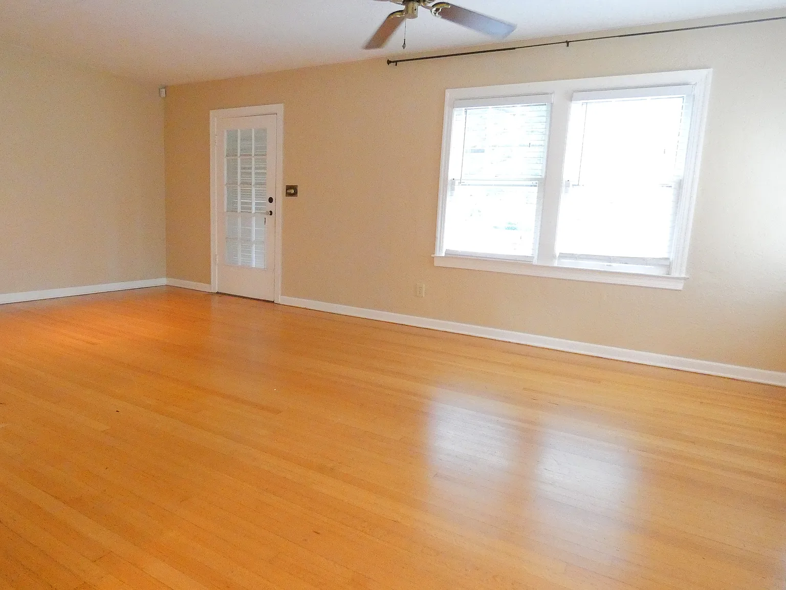 2 bed, 1100 sqft, $2,200 — Photo 3