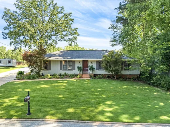 809 N Hills Dr, Opelika, AL 36801
