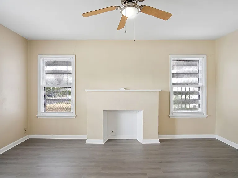 2818 E Houston St — Photo 18