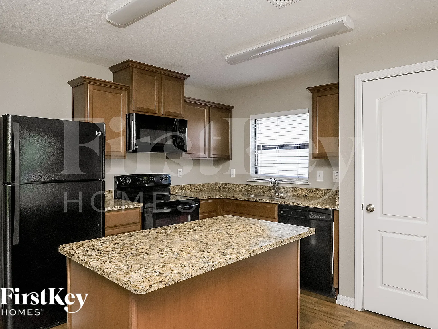 3 bed, 2.0 bath, 1357 sqft, $2,010 — Photo 4