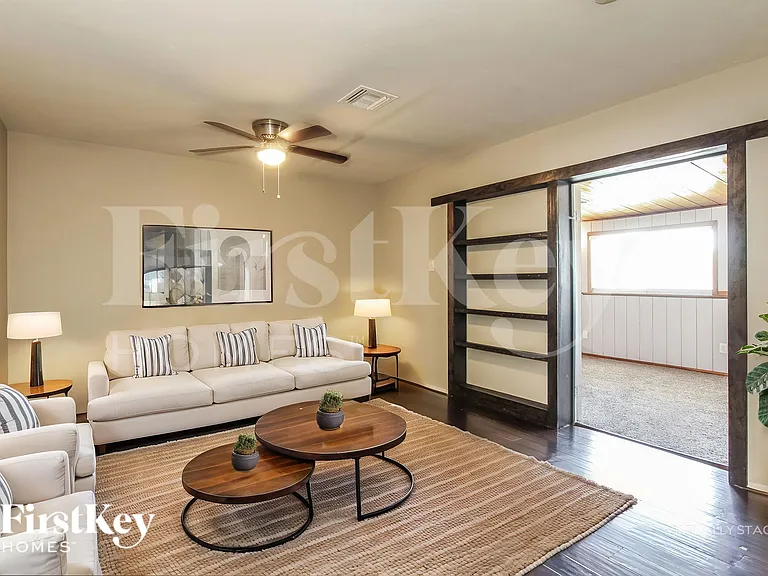 2311 W Maryland Ave — Photo 3
