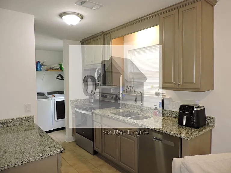 2202 N E St — Photo 11