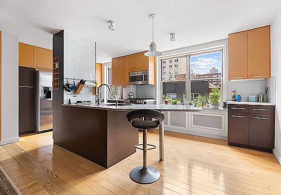 5th image of 309 E 87th St APT 6R