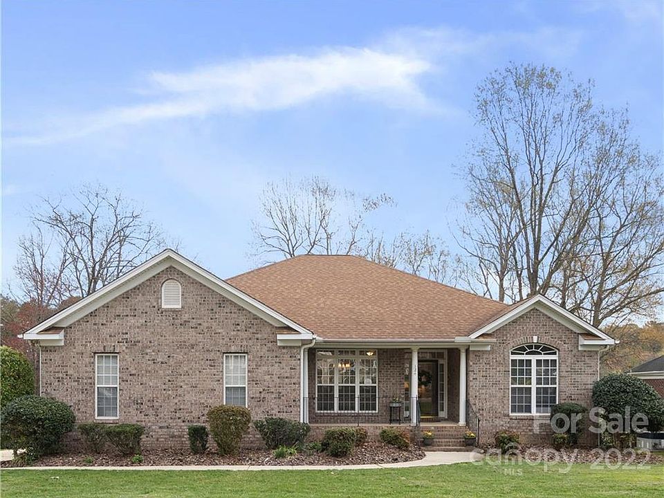 1st image of 124 Pebble Brook Ln